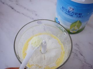 6、酸奶蔓越莓糕,筛入低筋面粉和淳璀幼儿配方奶粉