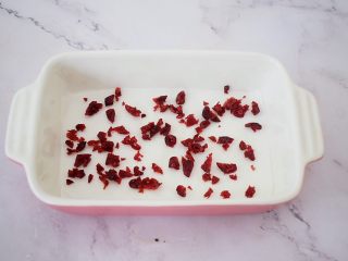 9、酸奶蔓越莓糕,撒上蔓越莓碎