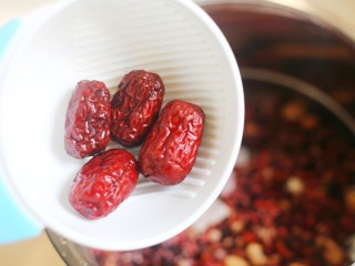 6、奶香红豆薏米杂粮粥,加入红枣。