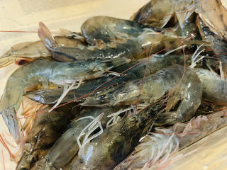 2、鲜虾干贝粥,准备明虾；