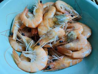 3、鲜虾干贝粥,用姜和料酒煮沸，加入虾焯水下；