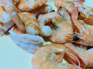 5、鲜虾干贝粥,焯水好的鲜虾，一半剥壳去虾线，留一半；