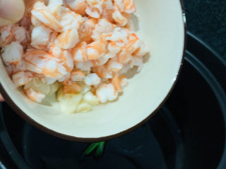 8、鲜虾干贝粥,加入干贝和虾粒；