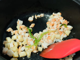 9、鲜虾干贝粥,炒香；