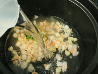 10、鲜虾干贝粥,加入清水；