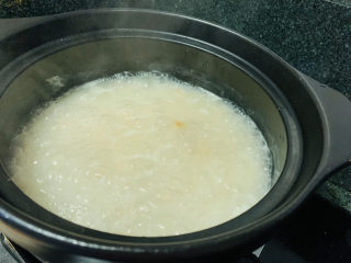 13、鲜虾干贝粥,大火煮开，调中小火，盖住锅盖，煮20分钟；