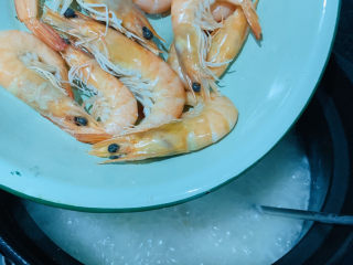 14、鲜虾干贝粥,粥浓稠的时候加入另一半没没剥壳的虾；