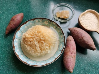 1、紫薯银耳粥,准备所需食材。
