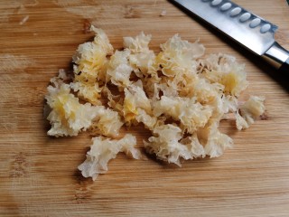 2、紫薯银耳粥,银耳提前一夜泡发，去除根部，冲洗干净之后切成小朵。