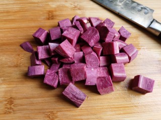 5、紫薯银耳粥,去皮后的紫薯切成小块。