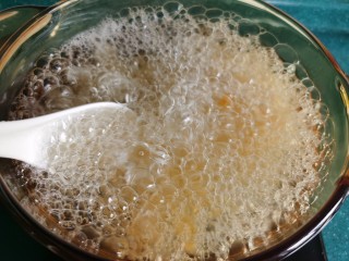 9、紫薯银耳粥,煮粥过程中搅动几次，防止溢锅。