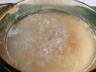 10、紫薯银耳粥,当粥煮到大米开花，汤汁粘稠时。