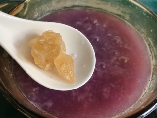 12、紫薯银耳粥,加入冰糖。