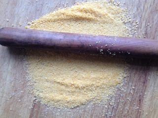 6、日式炸虾,我觉得面包糠有点粗，就将其擀碎点，如果介意的话可以忽略这步