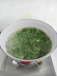 3、荠菜猪肉馄饨,放入荠菜，焯烫荠菜至锅里的水再次烧开