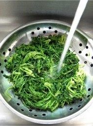 4、荠菜猪肉馄饨,焯烫好的荠菜捞出过凉水