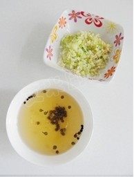 6、荠菜猪肉馄饨,葱姜切成碎末。花椒用热水浸泡10-20分钟即成花椒水