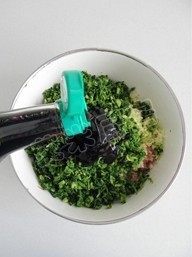 9、荠菜猪肉馄饨,再加入一大勺生抽蚝油