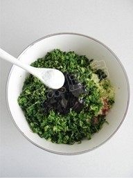 11、荠菜猪肉馄饨,再根据自己的口味加一些盐调味