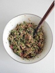 12、荠菜猪肉馄饨,然后将馅料搅拌均匀
