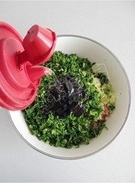 10、荠菜猪肉馄饨,再加适量的食用油，因为这次拌馅用的猪肉全是瘦肉，所以要加一些食用油来调味