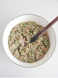 14、荠菜猪肉馄饨,每到一次花椒水后，就顺着一个方向搅拌肉馅直至肉馅将花椒水完全吸收，然后再倒入花椒水并搅拌肉馅。如果加完花椒水之后肉馅还是有些干，可以往肉馅里再加入一些凉开水。加水搅拌至肉馅看起来像果冻一样能微微晃动就好了