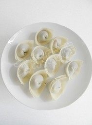 18、荠菜猪肉馄饨,包好的馄饨要放在干燥无水的盘子里，或者在盘子里撒一些干面粉，这样能防止馄饨粘在盘子上