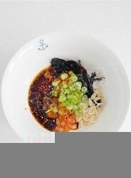 20、荠菜猪肉馄饨,在等锅里水烧开的时候，取一个大碗，碗里放入紫菜、辣椒油、葱花和虾皮。也可以依据个人口味添加鸡精和盐