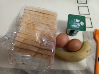 1、可以爆浆的香蕉酸奶吐司,准备原料