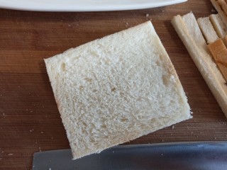 2、可以爆浆的香蕉酸奶吐司,吐司切边