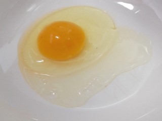 3、可以爆浆的香蕉酸奶吐司,鸡蛋磕在碗里