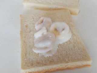 7、可以爆浆的香蕉酸奶吐司,把香蕉酸奶放在吐司上