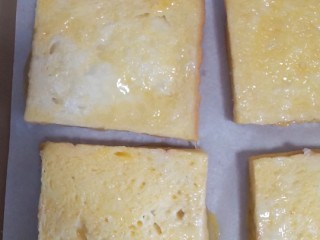 12、可以爆浆的香蕉酸奶吐司,摆在烤盘上