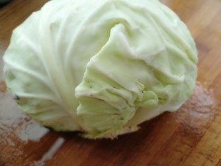 5、木耳包菜煎饼,准备包菜清洗干净