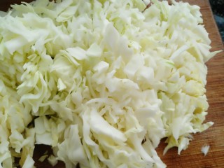 6、木耳包菜煎饼,把包菜切成丝