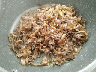 7、木耳包菜煎饼,热锅烧油放入木耳煸炒