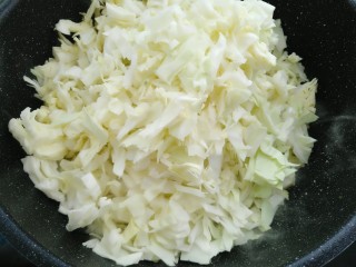 9、木耳包菜煎饼,锅中放入油放入包菜煸炒