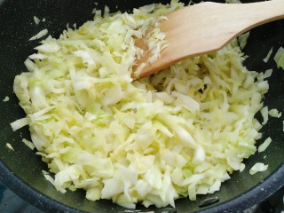 10、木耳包菜煎饼,加入盐和胡椒粉炒软盛出