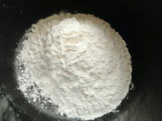 13、木耳包菜煎饼,准备面粉加入3克盐