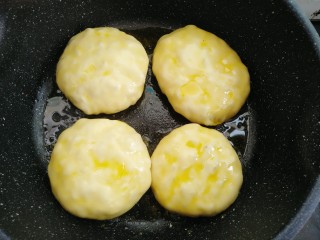 22、木耳包菜煎饼,在饼上刷一层油