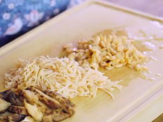 4、鲜肉粽子,泡好的食材处理一下