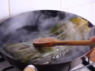 6、鲜肉粽子,泡过的粽叶开水泡半分钟