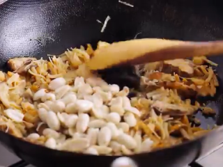 7、鲜肉粽子,油锅倒油，香菇海米下锅翻炒一会儿，倒入花生翻炒，接着加入生抽、盐、白胡椒粉，调味