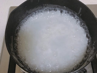1、生滚牛肉粥,先煮好一锅白粥
