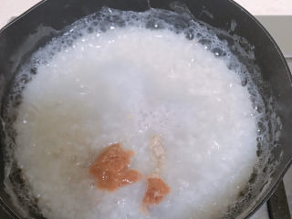 4、生滚牛肉粥,白粥煮好后调至中火，把牛肉放进白粥里用筷子划开