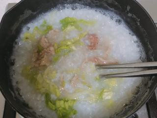 5、生滚牛肉粥,再放入生菜丝。