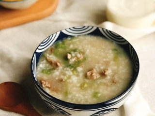 6、生滚牛肉粥,加少许盐调味即可。