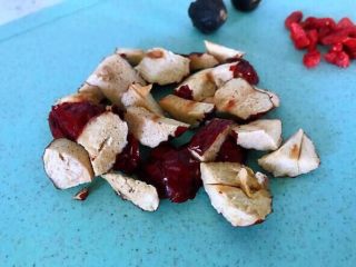 4、银耳莲子羹,红枣去核切小，枸杞洗净。