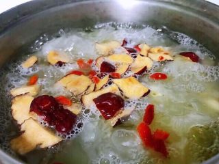 5、银耳莲子羹,煮1个小时后，加入去核切好的红枣和枸杞，这样就不需要加冰糖等糖类成分来调味了，红枣和枸杞自然的清甜道就够了，避免给身体增加不必要的热量，本来目的是瘦身美容的，加了糖结果是长期喝越来越胖就适得其反了。
