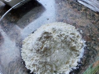 1、洛氏新煮义--香菇牛肉馅饼,面粉适量